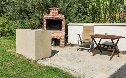Tessa - 19Km from the Sea: Mueble, Diseño De Interiores, Madera, Techo, Piso, Suelo, Suelos De Madera, Cocina Y Comedor Mesa, Mesa, Lámpara