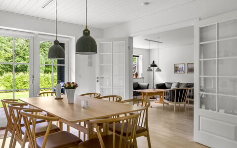 Falka - 30Km from the Sea: Mueble, Piso, Diseño De Interiores, Suelo, Madera, Suelos De Madera, Comedor, Mesa, Cocina Y Comedor Mesa, Techo