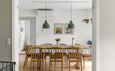 Falka - 30Km from the Sea: Mueble, Diseño De Interiores, Piso, Madera, Comedor, Cocina Y Comedor Mesa, Suelo, Mesa, Silla, Techo