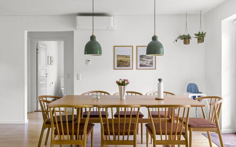 Falka - 30Km from the Sea: Mueble, Madera, Comedor, Piso, Diseño De Interiores, Cocina Y Comedor Mesa, Suelo, Mesa, Silla, Candelabro