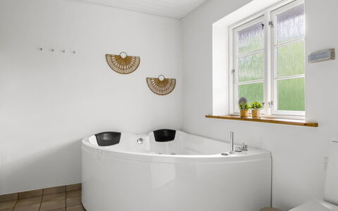 Falka - 30Km from the Sea: Bañera, Arreglo De Tubería, Piso, Diseño De Interiores, Suelo, Grifo, Plomería, Baño, Jacuzzi