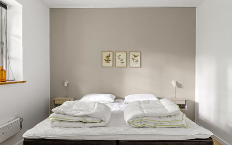 Falka - 30Km from the Sea: Cama, Habitación, Mueble, Diseño De Interiores, Suelo, Linos, Lecho, Piso, Textil, Sábana