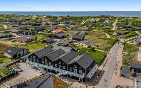 Halldora - 300M from the Sea: Edificio, Tiempo De Día, Rascacielos, Departamento, Área Urbana, Ciudad, Barrio Residencial, Condominio, Área Metropolitana