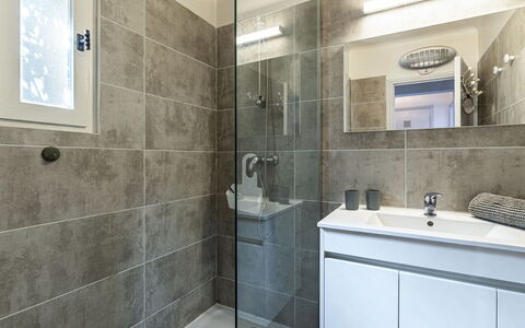 U Sognu: Baño, Arreglo De Tubería, Piso, Diseño De Interiores, Suelo, Lavabo, Lavabo Del Baño, Baño, Mueble De Baño, Grifo
