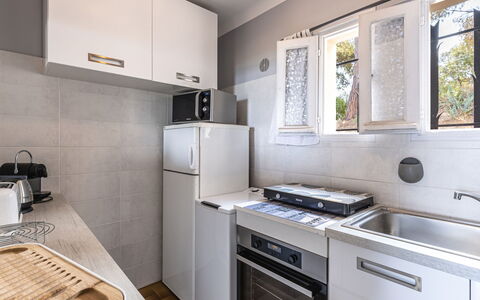 U Sognu: Aparato De Cocina, Cocina, Electrodoméstico, Mostrador, Electrodoméstico, Estufa De Cocina, Gabinetes, Refrigerador, Diseño De Interiores, Piso
