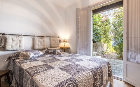 U Sognu: Cama, Habitación, Diseño De Interiores, Lecho, Pared, Mueble, Sábana, Suelo, Piso, Linos