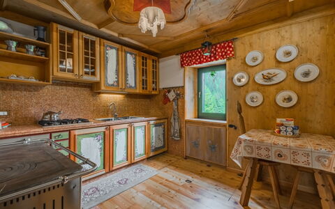 Villa Ragada: Mueble, Diseño De Interiores, Piso, Suelo, Suelos De Madera, Madera, Silla, Techo, Cocina Y Comedor Mesa, Mesa