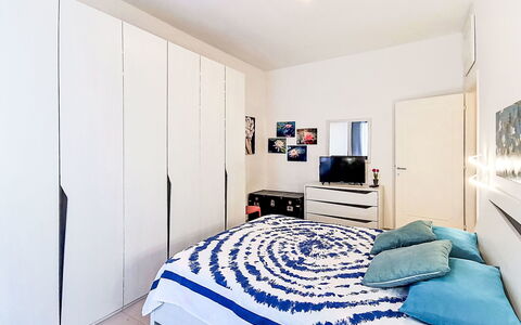 Bemi' Al Mare: Cama, Mueble, Habitación, Diseño De Interiores, Pared, Sábana, Lecho, Piso, Suelo, Textil