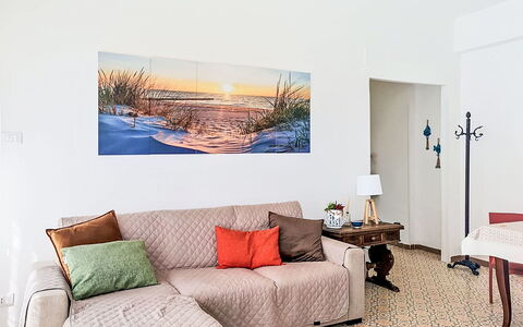 Bemi' Al Mare: Mueble, Diseño De Interiores, Sofá, Pared, Piso, Suelo, Amortiguar, Sala, Habitación, Departamento