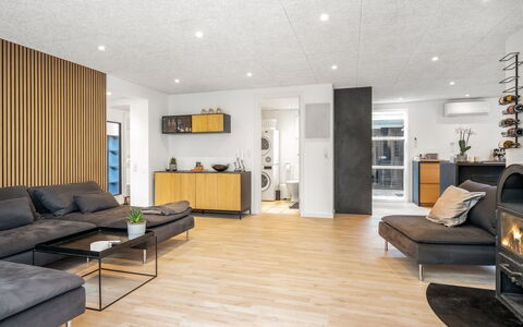 Keijo - from the Sea: Mueble, Diseño De Interiores, Suelo, Piso, Sofá, Pared, Suelos De Madera, Madera, Techo, Sala