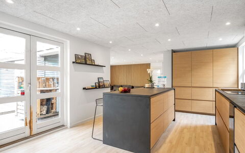Keijo - from the Sea: Piso, Suelo, Madera, Diseño De Interiores, Techo, Suelos De Madera, Mueble, Cocina, Mostrador, Suelo Laminado