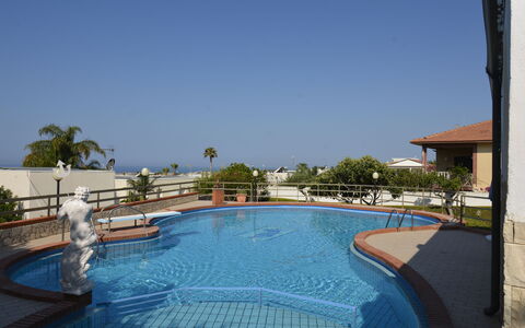 Villa Sole Mare: Piscina, Recurso, Silla, Sombra, Eco Hotel, Hotel, Balcón, Mueble Para Exteriores, Villa