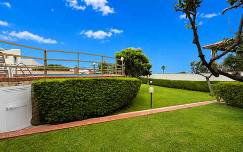 Villa Sole Mare: Jardín, Paisajismo, Césped, Sombra, Cobertura, Parque, Yarda, Césped Artificial, Pasarela