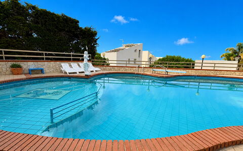 Villa Sole Mare: Piscina, Mueble Para Exteriores, Recurso, Sombra, Ocio, Thermae, Hotel, Eco Hotel, Manchas De Madera, Centro De Ocio
