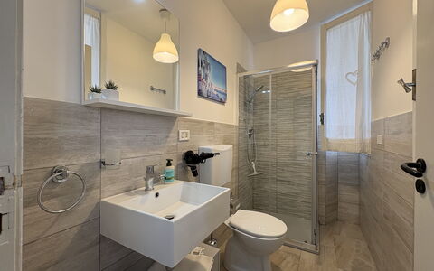 Villa Sole Mare: Baño, Piso, Arreglo De Tubería, Suelo, Asiento Del Baño, Baño, Lavabo Del Baño, Diseño De Interiores, Lavabo, Grifo