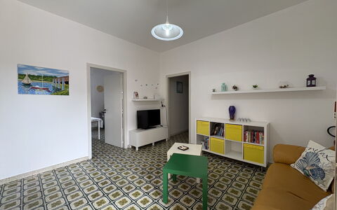 Villa Sole Mare: Piso, Suelo, Diseño De Interiores, Habitación, Techo, Departamento, Loseta, Estantería, Moldura