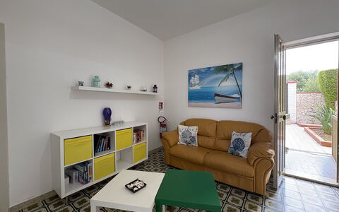 Villa Sole Mare: Mueble, Diseño De Interiores, Piso, Suelo, Pared, Madera, Habitación, Techo, Sofá, Sala