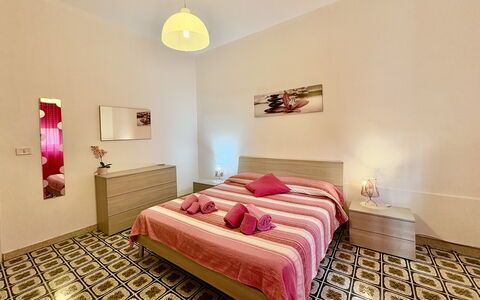 Villa Sole Mare: Suelo, Piso, Diseño De Interiores, Cama, Habitación, Madera, Mueble, Habitación, Sábana, Lecho