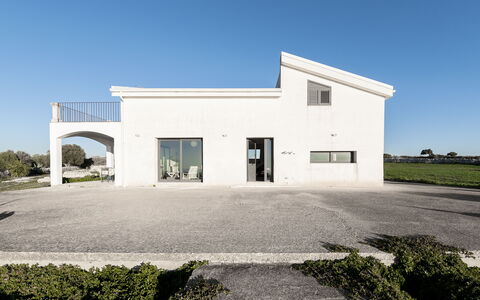 Villa Costa: Cielo, Arquitectura, Casa, Material Compuesto, Inmuebles, Hormigón, Entrada De Coches, Yeso, Villa