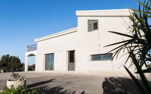 Villa Costa: Cielo, Arquitectura, Casa, Barrio Residencial, Material Compuesto, Inmuebles, Puerta, Hormigón, Sombra, Entrada De Coches