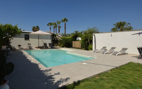 Villa Benvenuti al Sud: Piscina, Recurso, Mueble Para Exteriores, Sombra, Material Compuesto, Sunlounger, Eco Hotel, Ocio, Hacienda