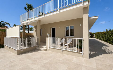Villa Benvenuti al Sud: Barrio Residencial, Casa, Porche, Material Compuesto, Balcón, Sombra, Inmuebles, Hormigón, Cerca, Cubierta