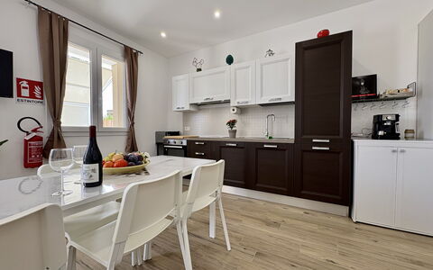 Villa Benvenuti al Sud: Mueble, Piso, Diseño De Interiores, Cocina, Madera, Suelo, Suelos De Madera, Mostrador, Gabinetes, Aparato De Cocina
