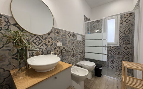 Villa Benvenuti al Sud: Piso, Suelo, Asiento Del Baño, Arreglo De Tubería, Diseño De Interiores, Baño, Loseta, Baño, Lavabo, Plomería
