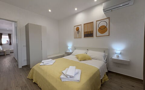 Villa Benvenuti al Sud: Suelo, Madera, Piso, Diseño De Interiores, Techo, Habitación, Cama, Mueble, Habitación, Suelos De Madera