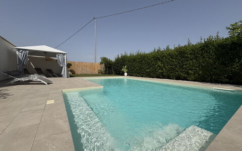 Villa Benvenuti al Sud: Piscina, Azul, Recurso, Material Compuesto, Fuente De Agua, Sombra, Ocio, Hormigón, Eco Hotel, Loseta