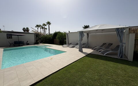 Villa Benvenuti al Sud: Piscina, Sombra, Recurso, Material Compuesto, Mueble Para Exteriores, Paisajismo, Inmuebles, Hacienda, Jardín, Ocio