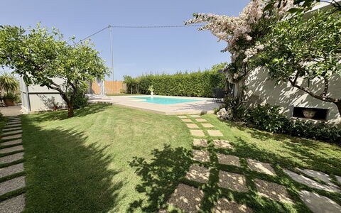 Villa Benvenuti al Sud: Jardín, Piscina, Césped, Sombra, Paisajismo, Patio Interior, Yarda, Losa, Césped Artificial