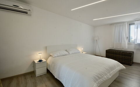 Rari House: Cama, Mueble, Diseño De Interiores, Habitación, Piso, Pared, Suelo, Lecho, Madera, Sábana