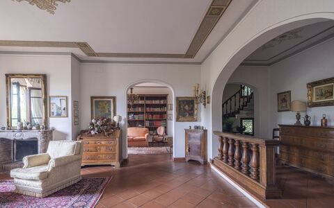 Villa Golly: Mueble, Diseño De Interiores, Piso, Suelo, Techo, Habitación, Silla, Sala, Moldura, Marco