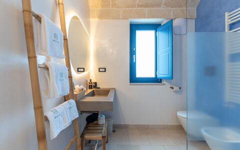 Tenuta Emma: Azul, Pared, Piso, Suelo, Material Compuesto, Arreglo De Tubería, Techo, Lámpara, Loseta, Baño
