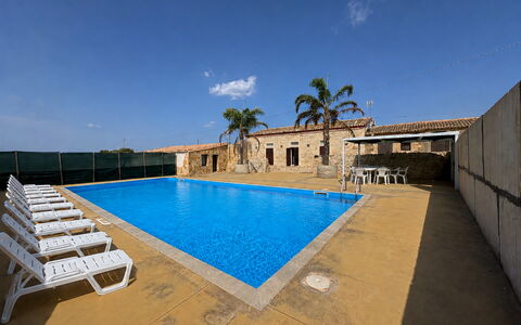 L'Oasi di Salvo: Azul, Piscina, Recurso, Centro De Ocio, Hotel