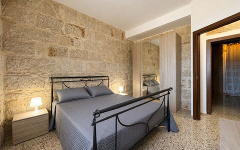 L'Oasi di Salvo: Piso, Suelo, Diseño De Interiores, Mueble, Techo, Habitación, Habitación, Cama, Marco De La Cama, Lecho