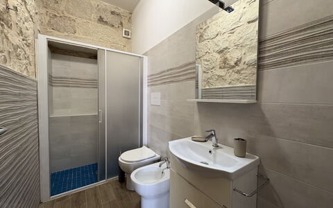 L'Oasi di Salvo: Piso, Suelo, Arreglo De Tubería, Diseño De Interiores, Loseta, Plomería, Baño, Material Compuesto, Lavabo, Techo