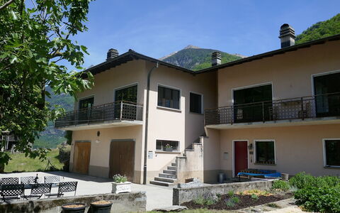 Casa Malva: Casa, Casa, Cordillera, Balcón, Porche, Sombra, Inmuebles, Villa, Pueblo De Montaña, Entrada De Coches
