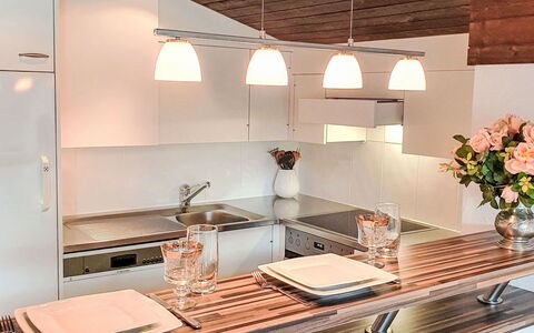 Casa Primavera B31: Diseño De Interiores, Mostrador, Cocina, Lámpara, Mueble, Techo, Madera, Piso, Encendiendo, Suelo