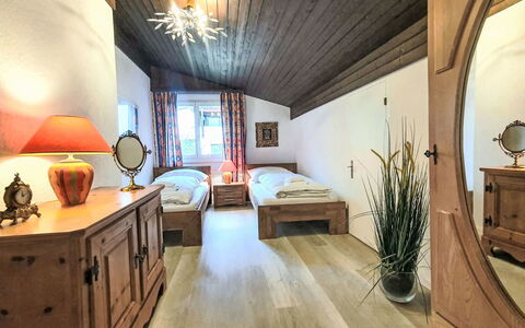 Casa Primavera B31: Mueble, Diseño De Interiores, Cama, Techo, Habitación, Madera, Suelo, Habitación, Sábana, Lecho