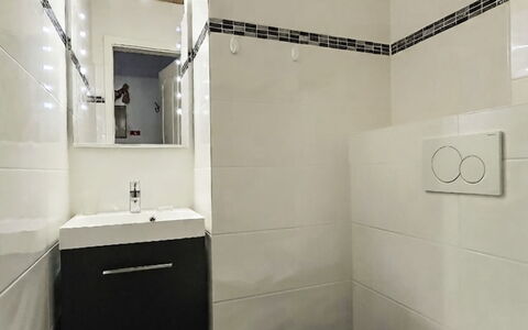 Casa Primavera B31: Piso, Suelo, Pared, Baño, Arreglo De Tubería, Asiento Del Baño, Baño, Diseño De Interiores, Loseta, Plomería