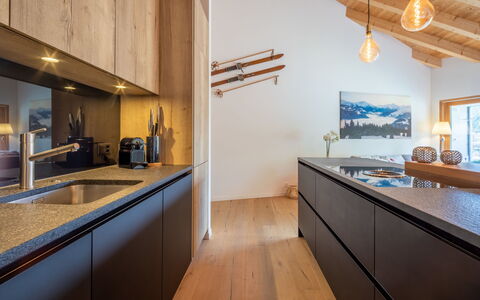 Flims 796: Cocina, Diseño De Interiores, Madera, Piso, Mostrador, Techo, Mueble, Suelo, Gabinetes, Casa