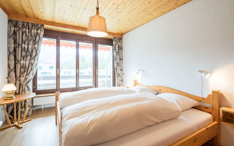 Laax 71: Madera, Habitación, Cama, Diseño De Interiores, Mueble, Sábana, Marco De La Cama, Lecho, Techo, Casa