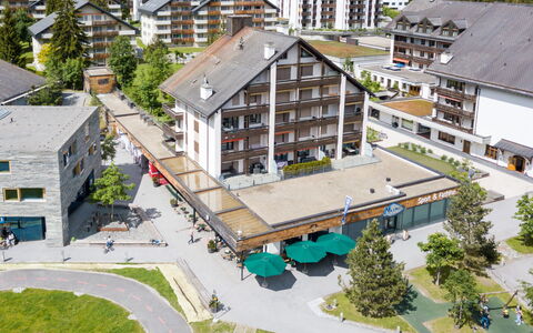 Laax 71: Edificio, Barrio Residencial, Arquitectura, Casa, Casa, Diseño Urbano, Asentamientos Humanos, Departamento, Hill Station, Suburbio