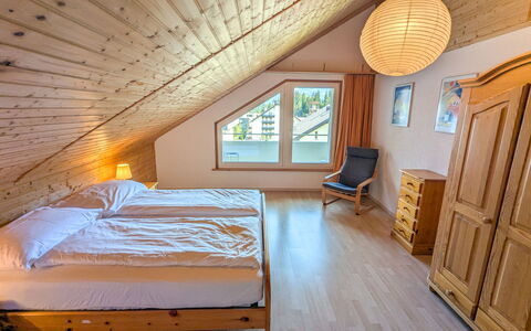 Laax 76: Mueble, Diseño De Interiores, Cama, Habitación, Madera, Techo, Suelo, Piso, Habitación, Sábana