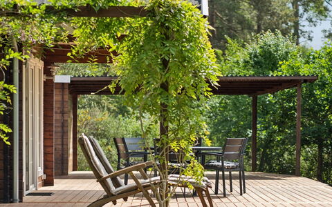 Aiyana - 2.1Km from the Sea: Madera, Sombra, Mueble Para Exteriores, Jardín, Mesa Al Aire Libre, Estructura Al Aire Libre, Patio Interior, Manchas De Madera, Patio, Madera Dura