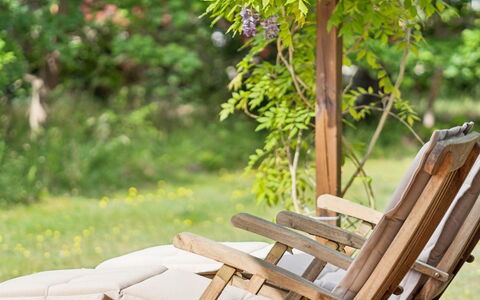 Aiyana - 2.1Km from the Sea: Madera, Mueble Para Exteriores, Mueble, Madera Dura, Silla, Silla Plegable, Material Natural, Jardín, Maderas, Manchas De Madera