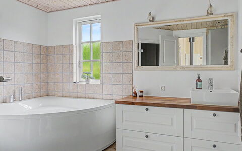 Stavros - 325M from the Sea: Baño, Arreglo De Tubería, Diseño De Interiores, Piso, Bañera, Suelo, Mueble De Baño, Grifo, Plomería, Lavabo
