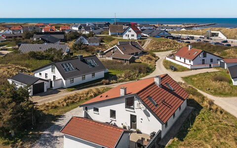 Flugha - 190M from the Sea: Techo, Casa, Casa, Barrio Residencial, Paisaje, El Terreno Del Lote, Cabaña, Pendiente, Suburbio, Pueblo